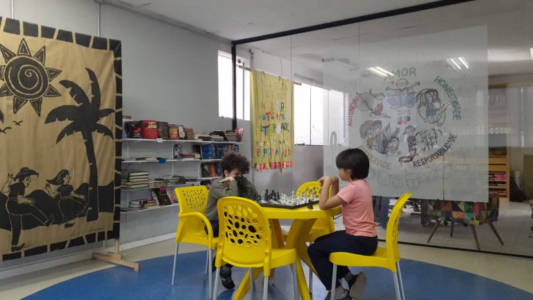 É possível ensinar sem aulas, séries, turmas e provas?