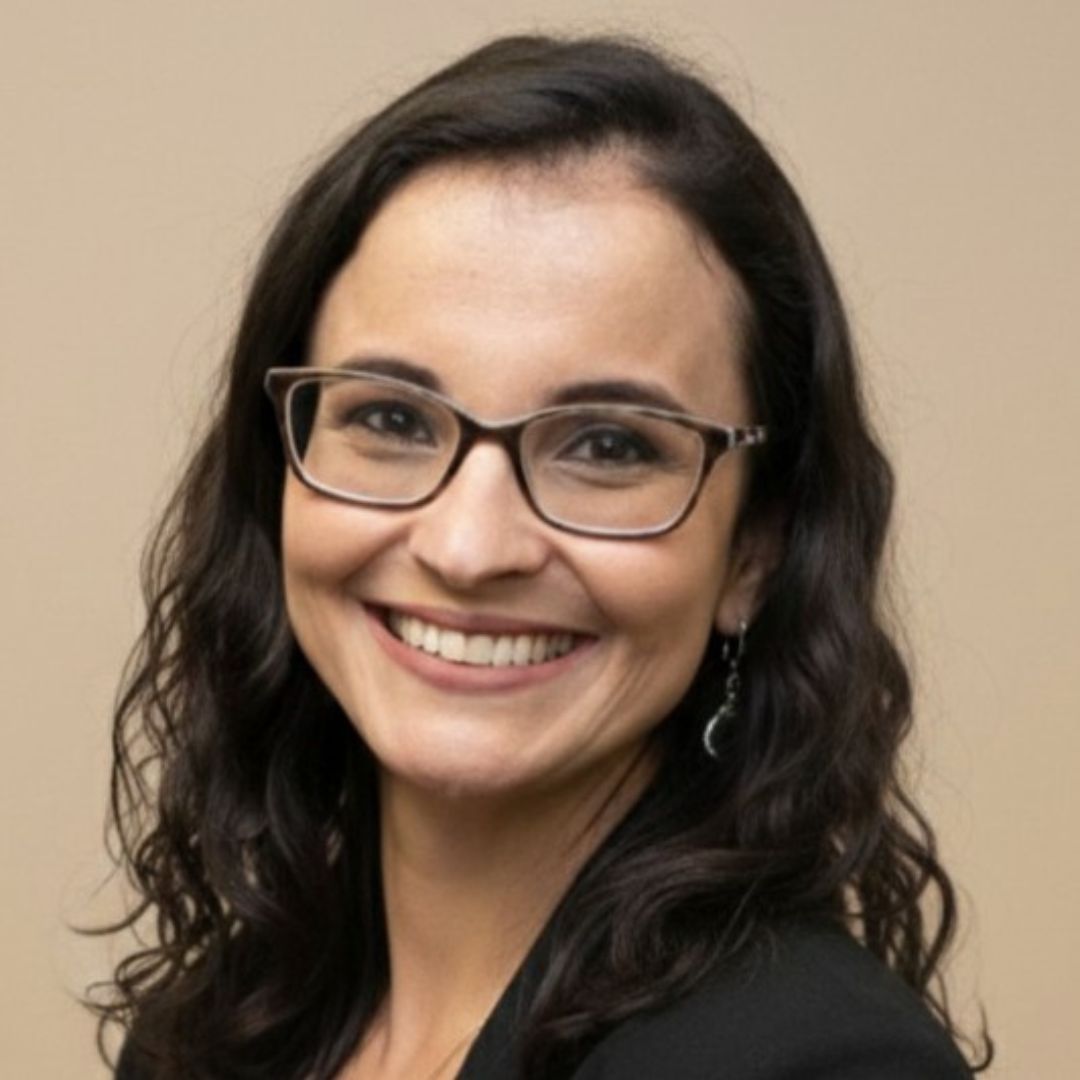 Carine Fernandes, jornalista, mestre em Comunicação e assessora de comunicação do SINEPE/RS